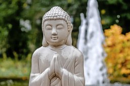 Bouddha détrône les nains de jardin