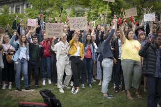 Fribourg: 200 personnes manifestent pour le droit à l'avortement