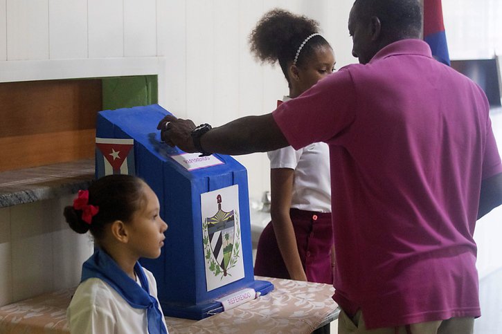 8,4 millions de Cubains étaient appelés à répondre par oui ou par non au nouveau code des familles. © KEYSTONE/EPA/Yander Zamora