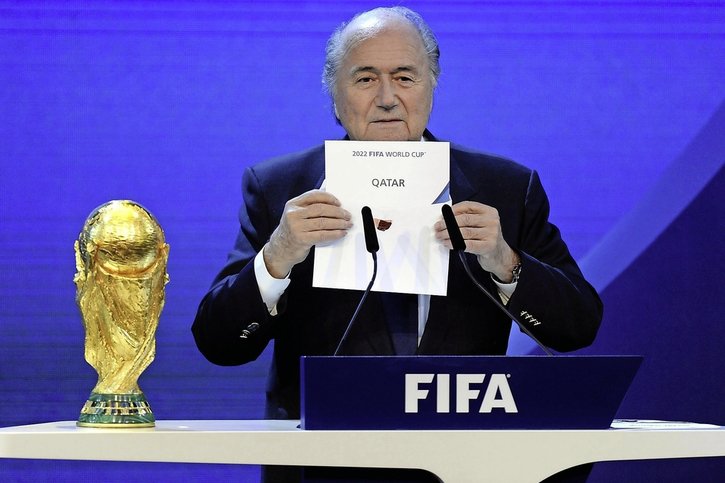 En 2010, au moment d’annoncer le Qatar comme pays hôte du Mondial 2022, Sepp Blatter savait sûrement déjà que ce serait une épine dans le pied de la FIFA.  © Keystone-archives