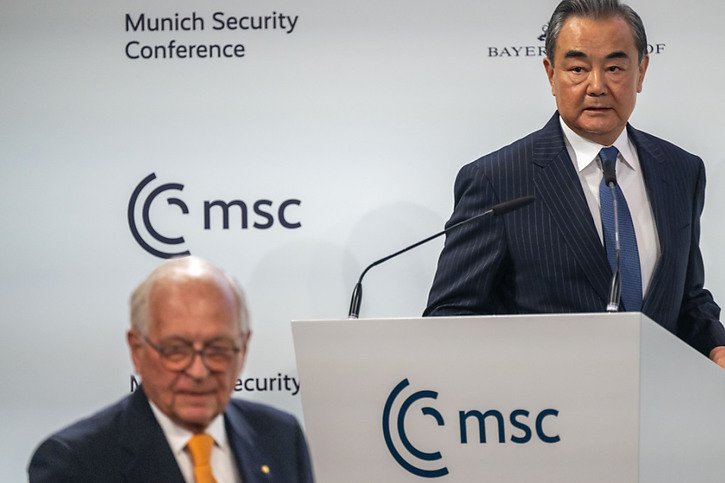La rencontre entre Wang Yi (à droite) et son homologue américain faisait l'objet de multiples spéculations alors que les deux hauts diplomates se trouvent à Munich. © KEYSTONE/dpa/Peter Kneffel