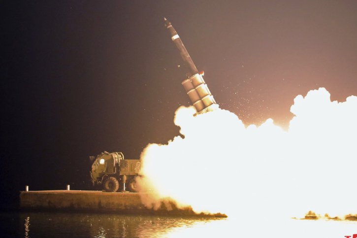 Les missiles ont suivi une trajectoire de 2000 km avant d'atteindre "avec précision" leurs cibles dans la mer du Japon, selon KCNA (archives). © KEYSTONE/AP KCNA via KNS