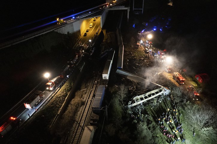 Aucune précision n'a été fournie à ce stade sur les raisons pour lesquelles les deux trains sont entrés en collision. © KEYSTONE/EPA/ACHILLEAS CHIRAS