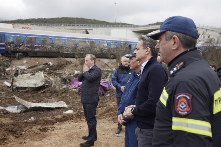 Le Premier ministre grec Kyriakos Mitsotakis (deuxième depuis la droite) s'est rendu sur place. Il a promis que toute la lumière serait faite sur les circonstances de cet accident. © KEYSTONE/AP/Dimtiris Papamitsos