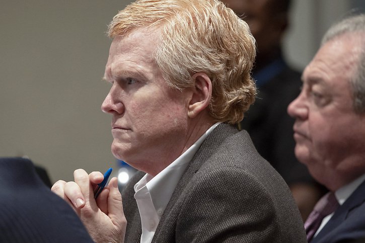 Alex Murdaugh écoute la décision des jurés prononcée dans un tribunal en Caroline du Sud. © KEYSTONE/AP/Andrew J. Whitaker