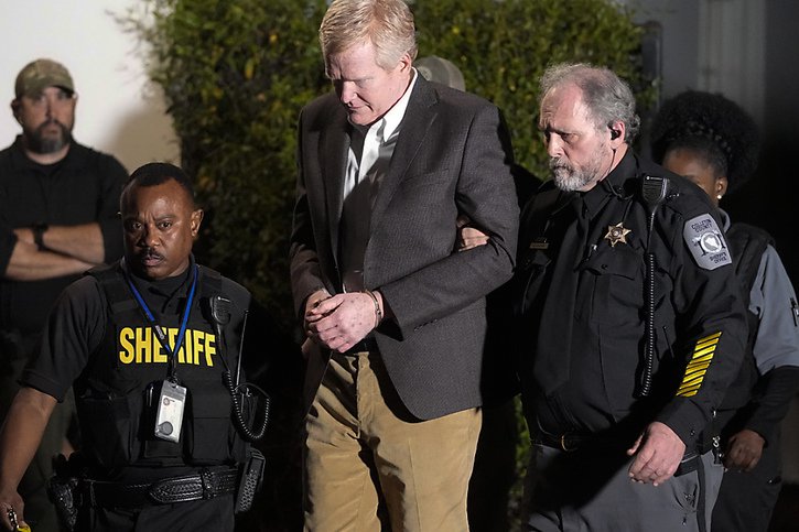 Alex Murdaugh a été escorté par la police à l'extérieur du tribunal après son jugement. © KEYSTONE/AP/Chris Carlson