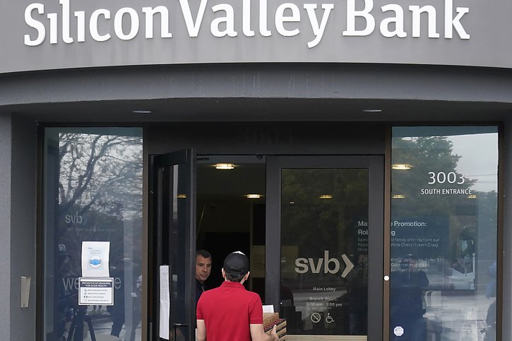 La faillite de la Silicon Valley Bank (SVB) fait peser un risque de contagion. © KEYSTONE/AP/Jeff Chiu