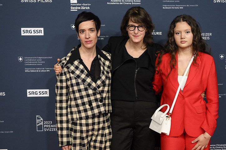 La réalisatrice du film "La Ligne" Ursula Meier (centre) sur le tapis rouge vendredi soir à Genève avec les actrices Stéphanie Blanchoud (gauche) et Elli Spagnolo (droite) lors de la remise du Prix du cinéma suisse. © KEYSTONE/JEAN-CHRISTOPHE BOTT