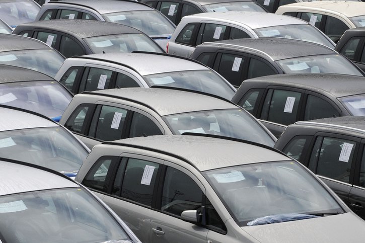 Les voitures à moteur thermique seront interdites dans l'UE dès 2035. © KEYSTONE/AP/MARTIN MEISSNER