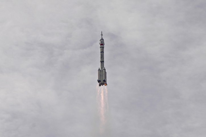 La fusée Longue-Marche 2F emporte le premier civil chinois dans l'espace. © KEYSTONE/AP/Mark Schiefelbein