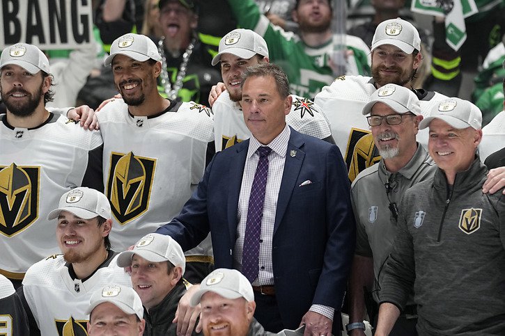 La photo du bonheur pour le coach Bruce Cassidy et ses joueurs © KEYSTONE/AP/Tony Gutierrez