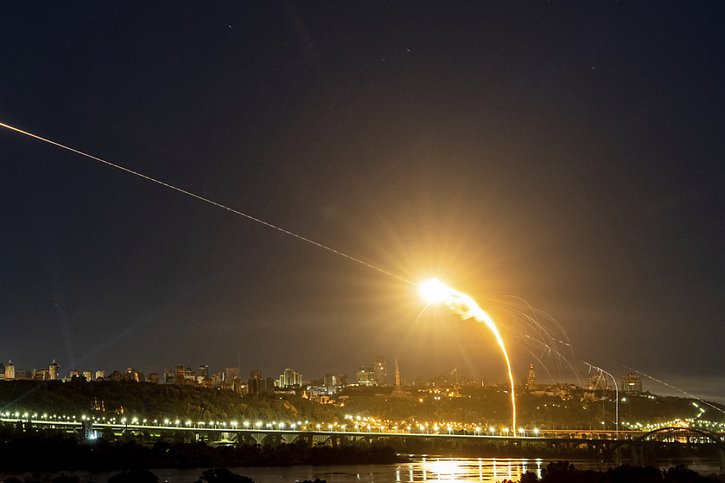 Des drones russes Shahed ont été interceptés au-dessus de Kiev. © KEYSTONE/AP/Evgeniy Maloletka