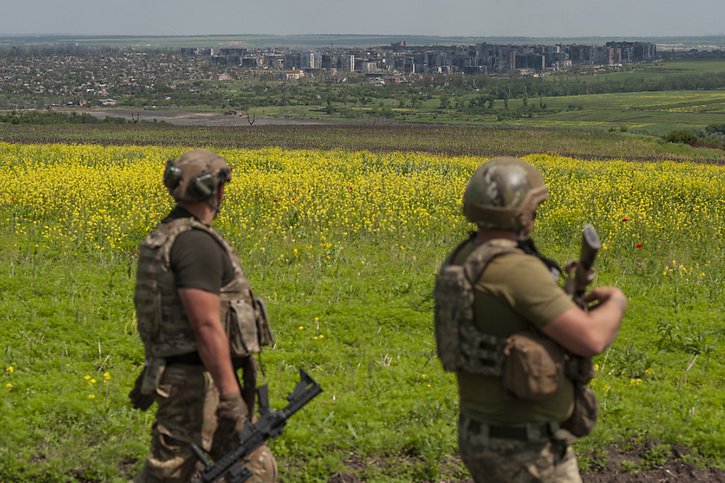 Les troupes ukrainiennes ont avancé de plusieurs centaines de mètres dans le secteur de Bakhmout, théâtre de la bataille la plus longue et la plus meurtrière du conflit, selon la vice-ministre ukrainienne de la Défense Ganna Maliar. © KEYSTONE/AP/Iryna Rybakova
