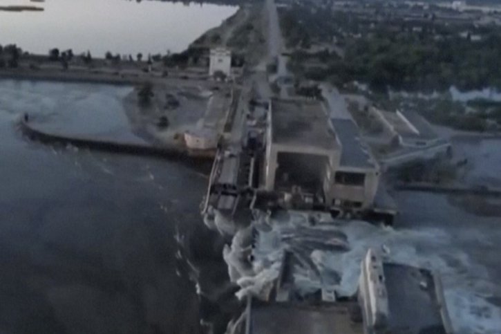 Une vue prise ce mardi du barrage de Kakhovka, près de Kherson, dans le sud de l'Ukraine. Kiev a accusé la Russie d'avoir endommagé le barrage pour freiner son offensive. © KEYSTONE/AP