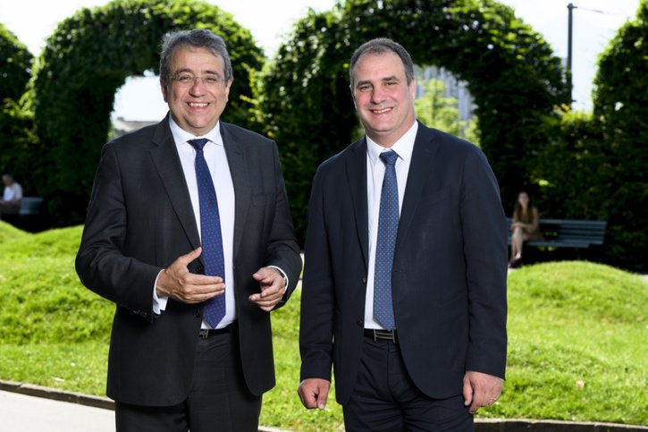 Le PLR Pascal Broulis (à gauche) et l'UDC Michaël Buffat (à droite) ont officiellement lancé vendredi leur campagne électorale pour les fédérales de cet automne, visant les deux sièges de sénateurs vaudois à Berne. © Keystone/JEAN-CHRISTOPHE BOTT
