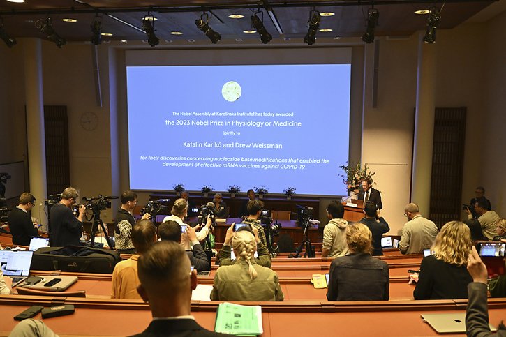 L'annonce du Prix Nobel de médecine lundi à Stockholm. © KEYSTONE/AP/Jessica Gow