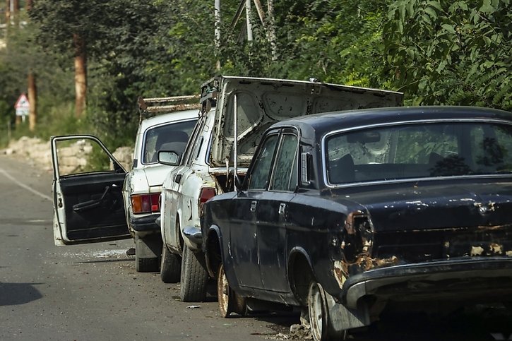 Des voitures ont été abandonnées à Khankendi, nom donné par l'Azerbaïdjan à la capitale Stepanakert de l'ancienne région séparatiste du Haut-Karabakh. © KEYSTONE/AP/Aziz Karimov