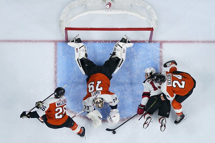 Hischier (13) et les Devils ont forcé la décision en prolongation à Philadelphie © KEYSTONE/AP/Matt Slocum