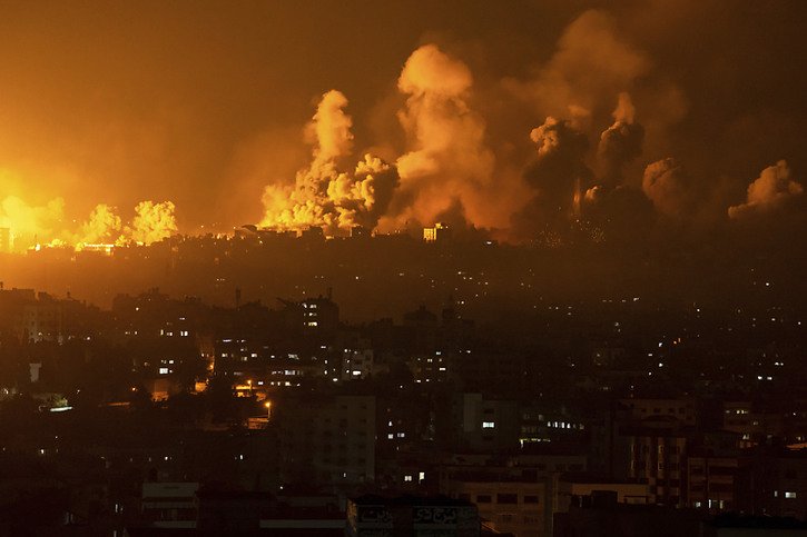 A Gaza-ville, un journaliste de l'AFP a fait part de dizaines de tirs d'artillerie et de frappes aériennes israéliennes (archives). © KEYSTONE/AP/Fatima Shbair