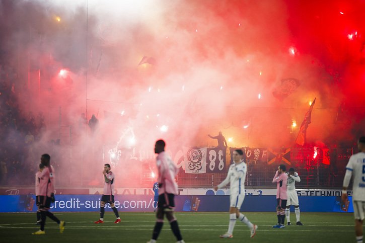 Des fumigènes ont été lancés durant le match samedi soir. © KEYSTONE/VALENTIN FLAURAUD