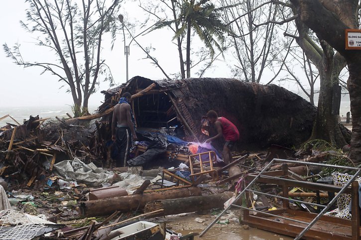 Pour les nations vulnérables, il est vital de cibler les principales responsables du changement climatique, source de multiples catastrophes.
"En 2023, mon pays a été frappé par 3 cyclones tropicaux", souligne Ralph Regenvanu, ministre du Vanuatu. Sans compter la lente montée du niveau des mers. © KEYSTONE/AP UNICEF Pacific Humans of Vanuatu/GRAHAM CRUMB