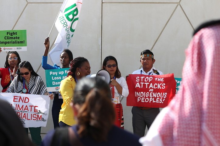 De nombreuses manifestations ont eu lieu en marge de la COP28 qui devrait se terminer mardi à Dubaï. Dimanche, ces manifestants ont protesté contre ce qu'ils qualifient d' "impérialisme climatique". © KEYSTONE/EPA/ALI HAIDER