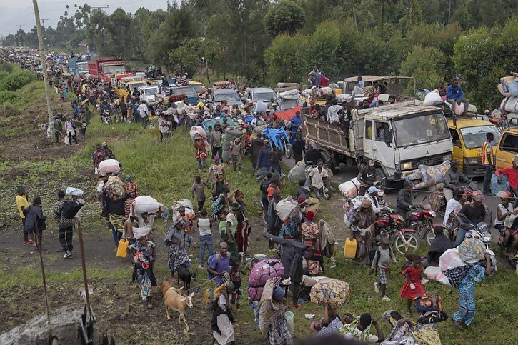 Des milliers de personnes fuyant la zone de conflit entre les forces du gouvernement et le M-23 arrivent à l'entrée de la ville de Goma. © KEYSTONE/AP/Moses Sawasawa