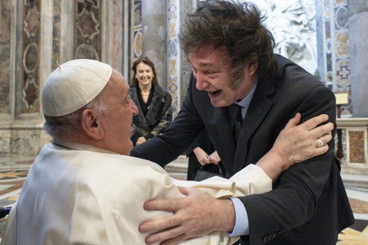 L'entretien au palais apostolique a duré 1h10 et s'est déroulé dans une ambiance a priori détendue, les deux hommes apparaissant souriant, selon des images diffusées par le Vatican. © KEYSTONE/EPA/VATICAN MEDIA HANDOUT