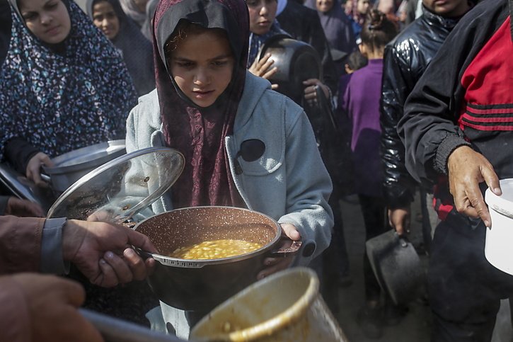 Des Palestiniens déplacés font la queue dans l'espoir de recevoir de la nourriture à Deir Al Balah, dans le sud de la bande de Gaza. © KEYSTONE/EPA/MOHAMMED SABER