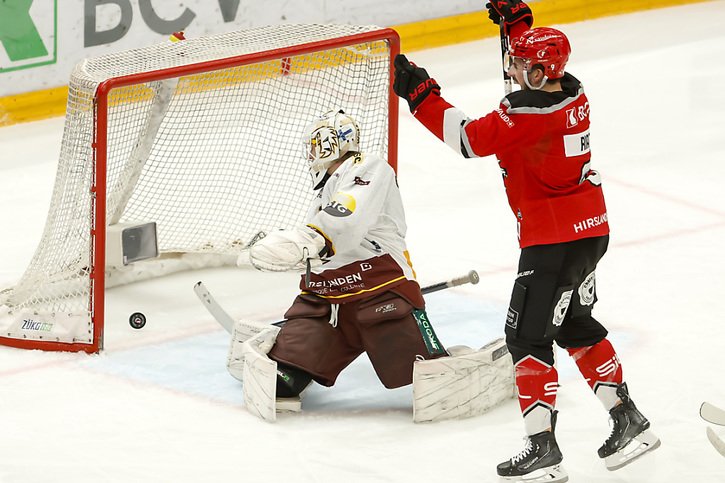 L'ancien Genevois Damien Riat ouvre le score pour le Lausanne HC contre Genève-Servette. © KEYSTONE/SALVATORE DI NOLFI