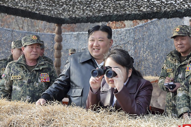 Les exercices d'artillerie, annoncés mardi et auxquels a participé Kim Jong-un, en compagnie de sa fille sur le cliché, incluaient "des lance-roquettes multiples de très grande taille", selon KCNA (archives). © KEYSTONE/AP