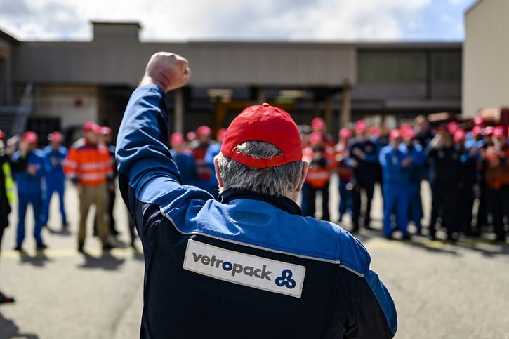 Employés et syndicats se sont mobilisés encore une fois jeudi devant Vetropack à St-Prex. © KEYSTONE/JEAN-CHRISTOPHE BOTT