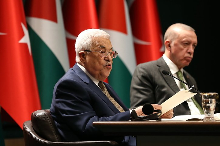 Le président de l'Autorité palestinienne Mahmoud Abbas (à gauche, ici au côté du président turc Recep Tayyip Erdogan) a approuvé un nouveau gouvernement. © KEYSTONE/EPA/NECATI SAVAS