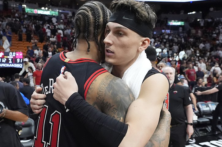 Tyler Herro (de face) et Miami ont dominé les débats face aux Bulls vendredi © KEYSTONE/AP/Wilfredo Lee