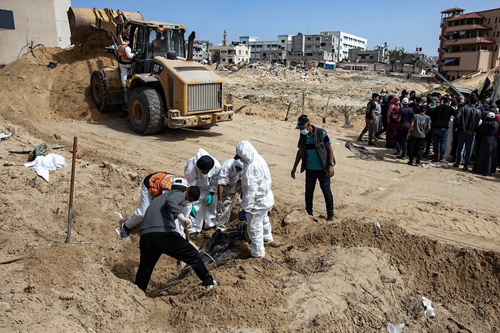 Des dizaines de corps ont été exhumés ces derniers jours des fosses communes  à l'intérieur de l'hôpital Nasser de Khan Younès. © KEYSTONE/EPA/HAITHAM IMAD