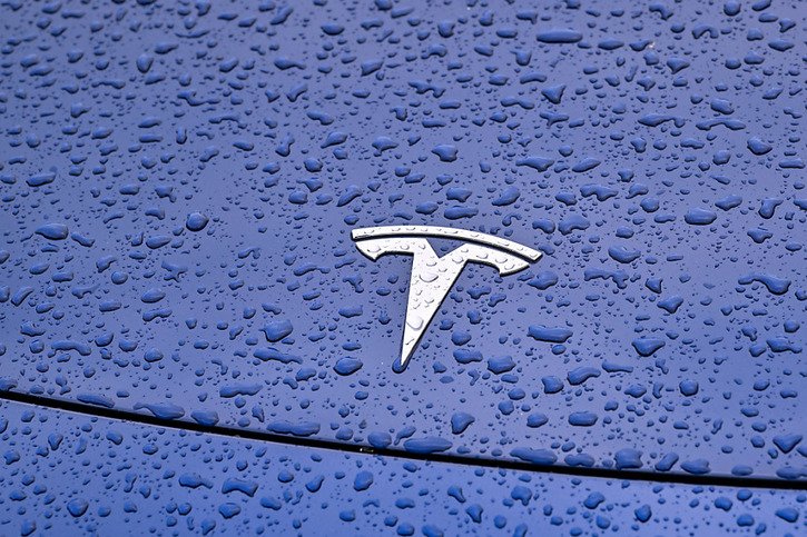 Tesla a annoncé mardi un plongeon de son résultat net au premier trimestre (archives). © KEYSTONE/dpa/Patrick Pleul