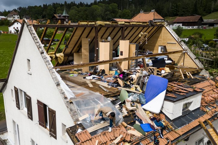 Certains immeubles ont été presque entièrement détruits après le passage de la tempête du 24 juillet sur le territoire des villes de La Chaux-de-Fonds et du Locle (archives). © KEYSTONE/JEAN-CHRISTOPHE BOTT