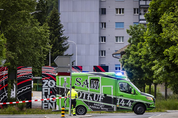 Une unité spéciale de la police argovienne a été mobilisée pour intervenir à Zofingue (AG), de même que des ambulances et un hélicoptère. © KEYSTONE/MICHAEL BUHOLZER