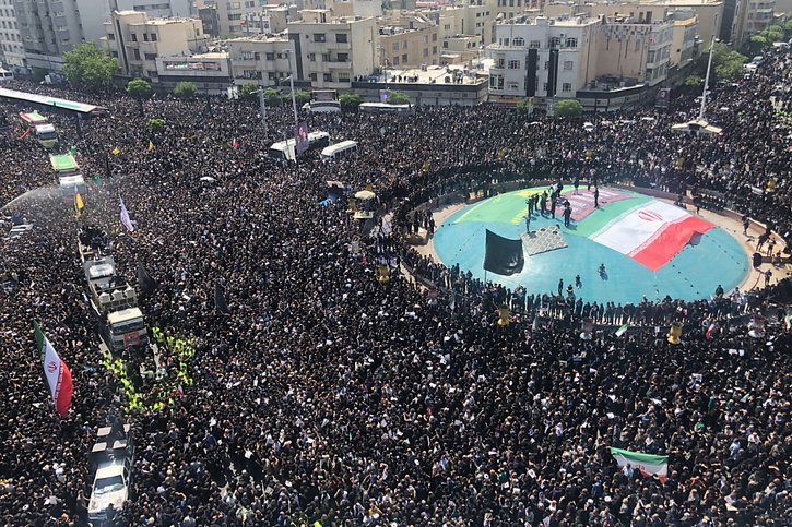 Mercredi à Téhéran, une foule immense s'était rassemblée dans le centre pour rendre un dernier hommage au président célébré comme un "martyr" après son décès. © KEYSTONE/EPA/ABEDIN TAHERKENAREH