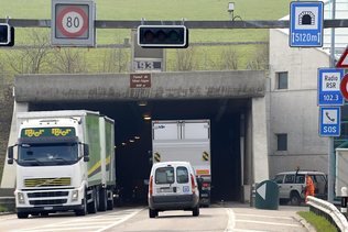 Tunnel sous la Vue-des-Alpes fermé: camion renversé