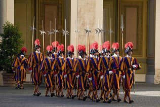 Trente-quatre nouveaux gardes suisses prêtent serment à Rome
