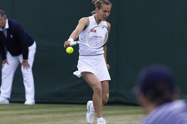 Viktorija Golubic, ici en action à Wimbledon l'an dernier, a signé une troisième victoire de rang à Birmingham après ses deux succès en qualifications ce week-end. © KEYSTONE/PETER KLAUNZER