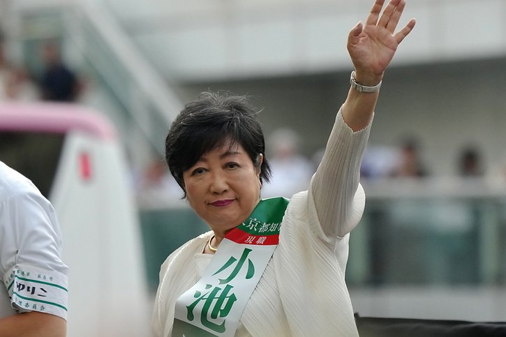 Les sondages donnent la conservatrice Yuriko Koike, en tête, pour effectuer un troisième mandat, de quatre ans. © KEYSTONE/EPA/KIMIMASA MAYAMA