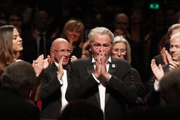 La France s'apprête à faire ses adieux à Alain Delon, applaudi au moment de recevoir une Palme d'or pour l'ensemble de sa carrière lors du 72e Festival de Cannes en mai 2019. © KEYSTONE/EPA/Guillaume Horcajuelo