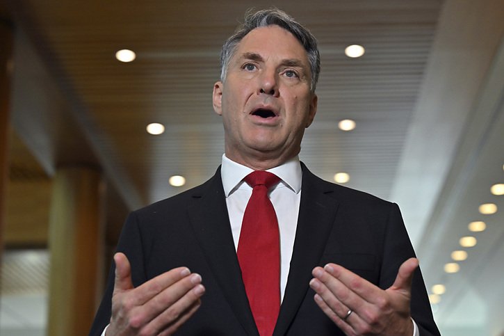 Le ministre de la Défense, Richard Marles, a déclaré jeudi à Canberra que cette décision était nécessaire pour "réparer les erreurs du passé". © KEYSTONE/AP/Mick Tsikas