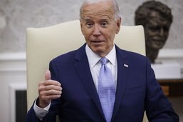 Appel à un retrait: un Biden batailleur et gaffeur face à la presse